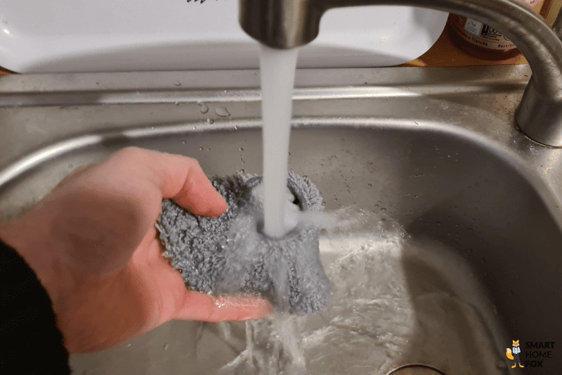 Die Wischmopps des Dreame L10s Pro werden unter fließendem Wasser angefeuchtet.